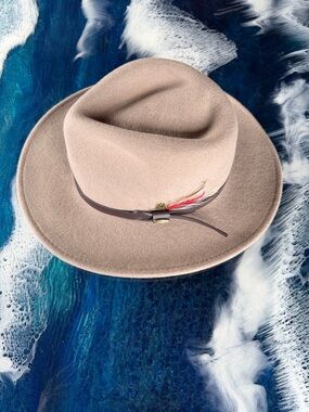 NEW WITHOUT TAG! NEVER WORN
SCALA 100% Wool Four Seasons Felt
Crushable Size Lg